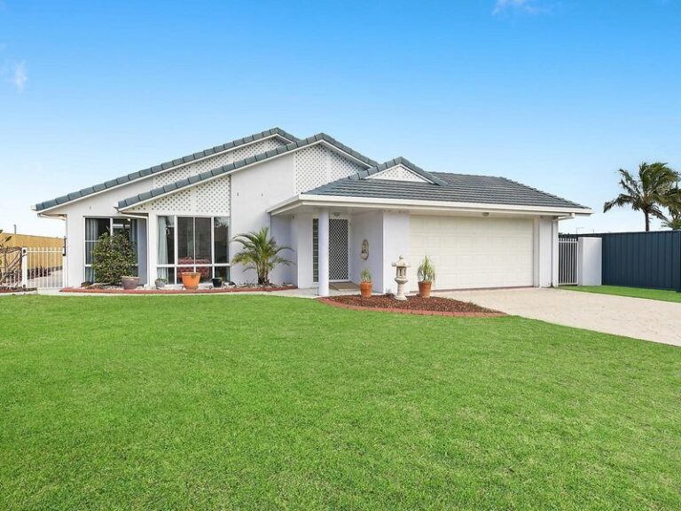 13 Blue Haven Court, Bokarina